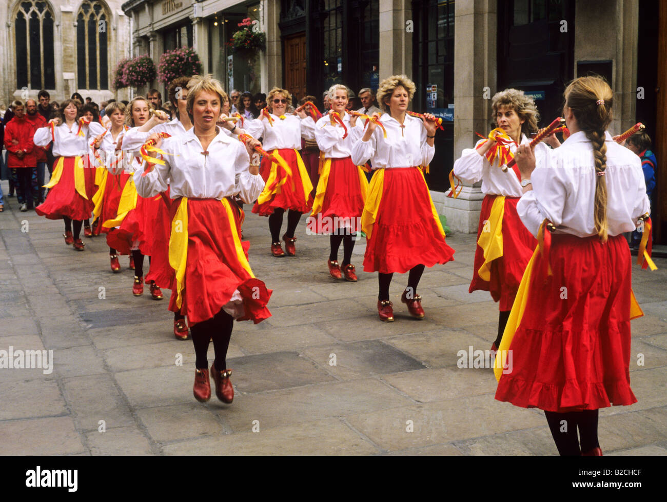 Donne Ladies intasare dancing danza gonne rosso York street dance esecutori di intrattenimento Yorkshire Inghilterra tradizione inglese Foto Stock