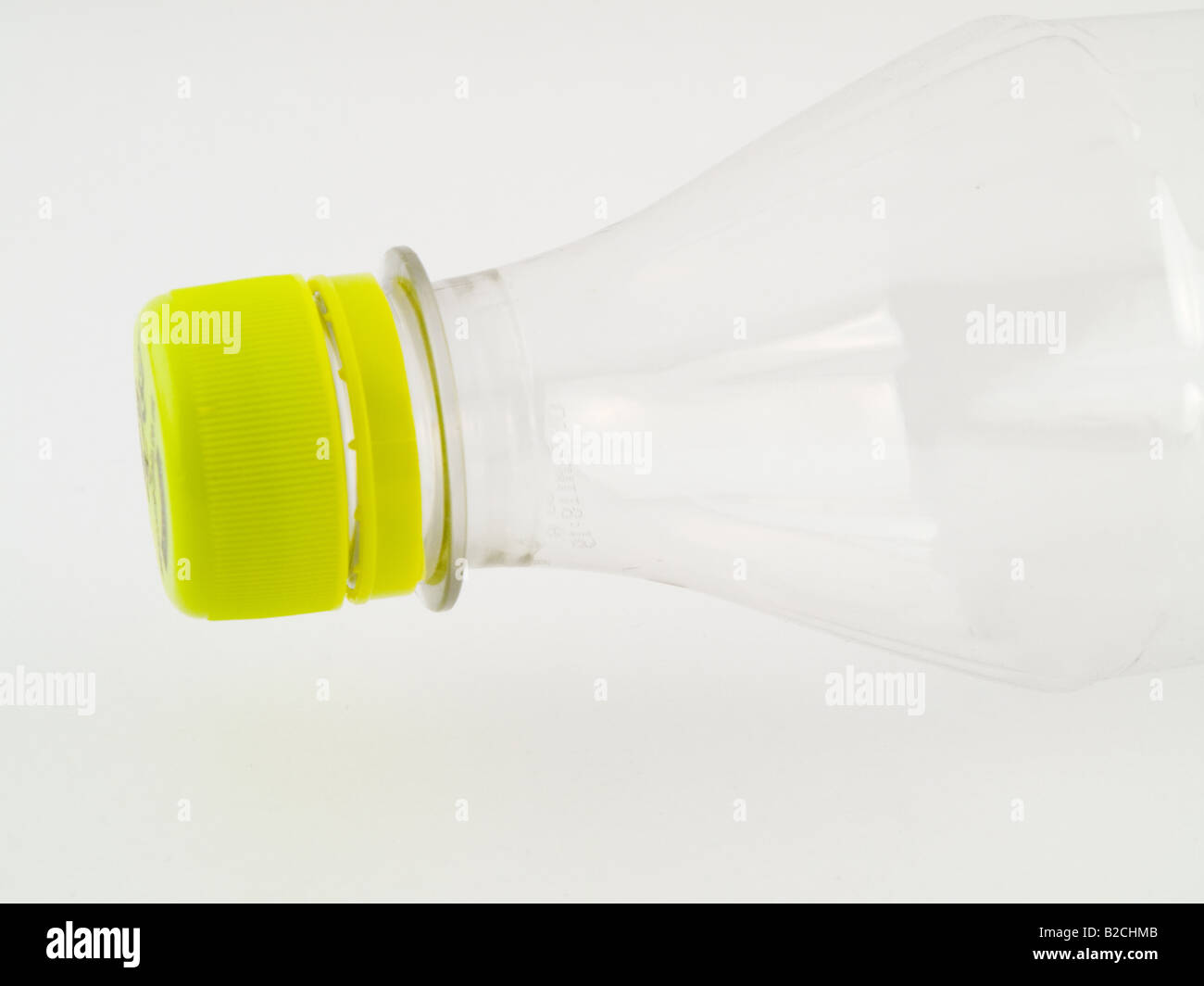 PVCu bottiglia di plastica con tappo verde avvitata sulla bottiglia trasparente Foto Stock
