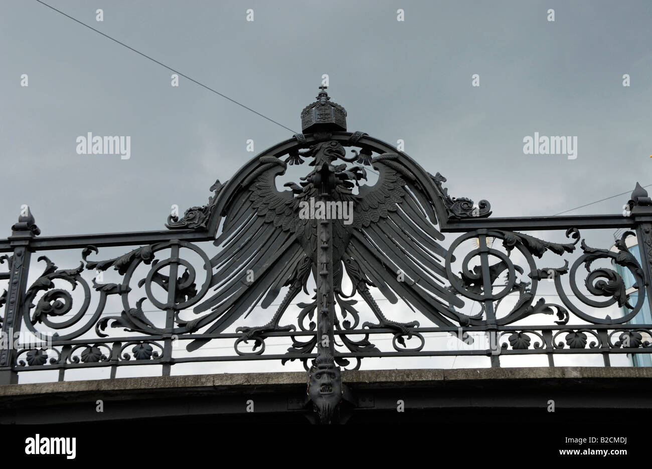 Ponte con animale araldico, aquila federale Foto Stock