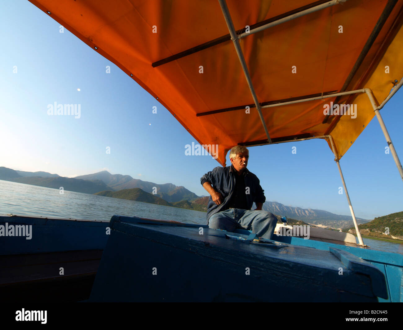 Un uomo su una barca sul Lago di Scutari Foto Stock