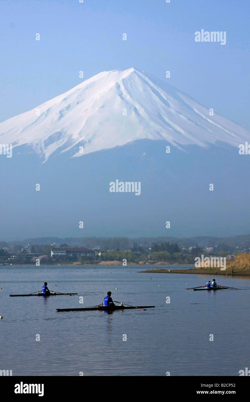 Il canottaggio nel lago Kawaguchiko scenic Mt Fuji sfondo Giappone Yamanashi Foto Stock