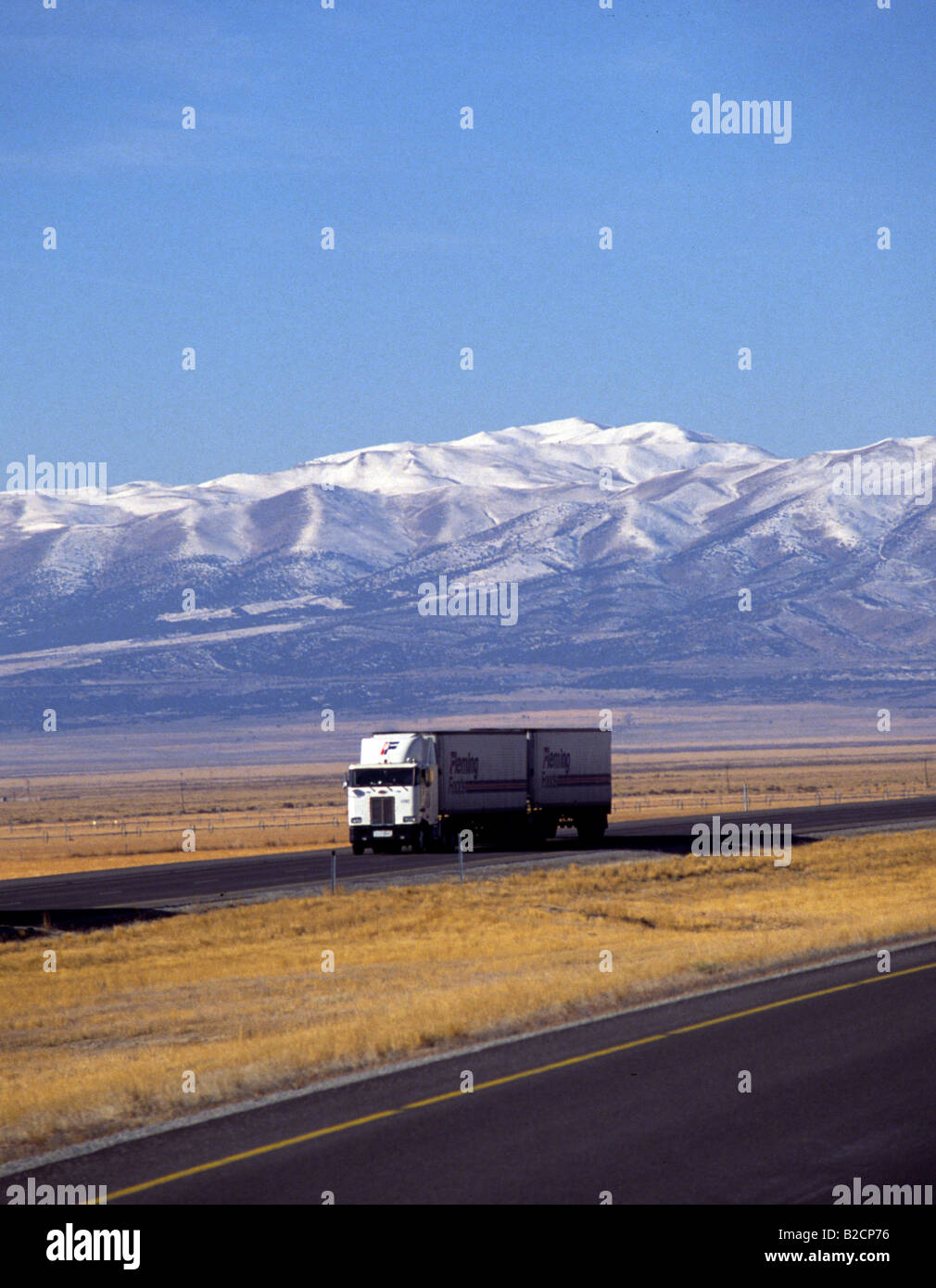 Big Rig Long Haul camion su strada USA Montagne Foto Stock