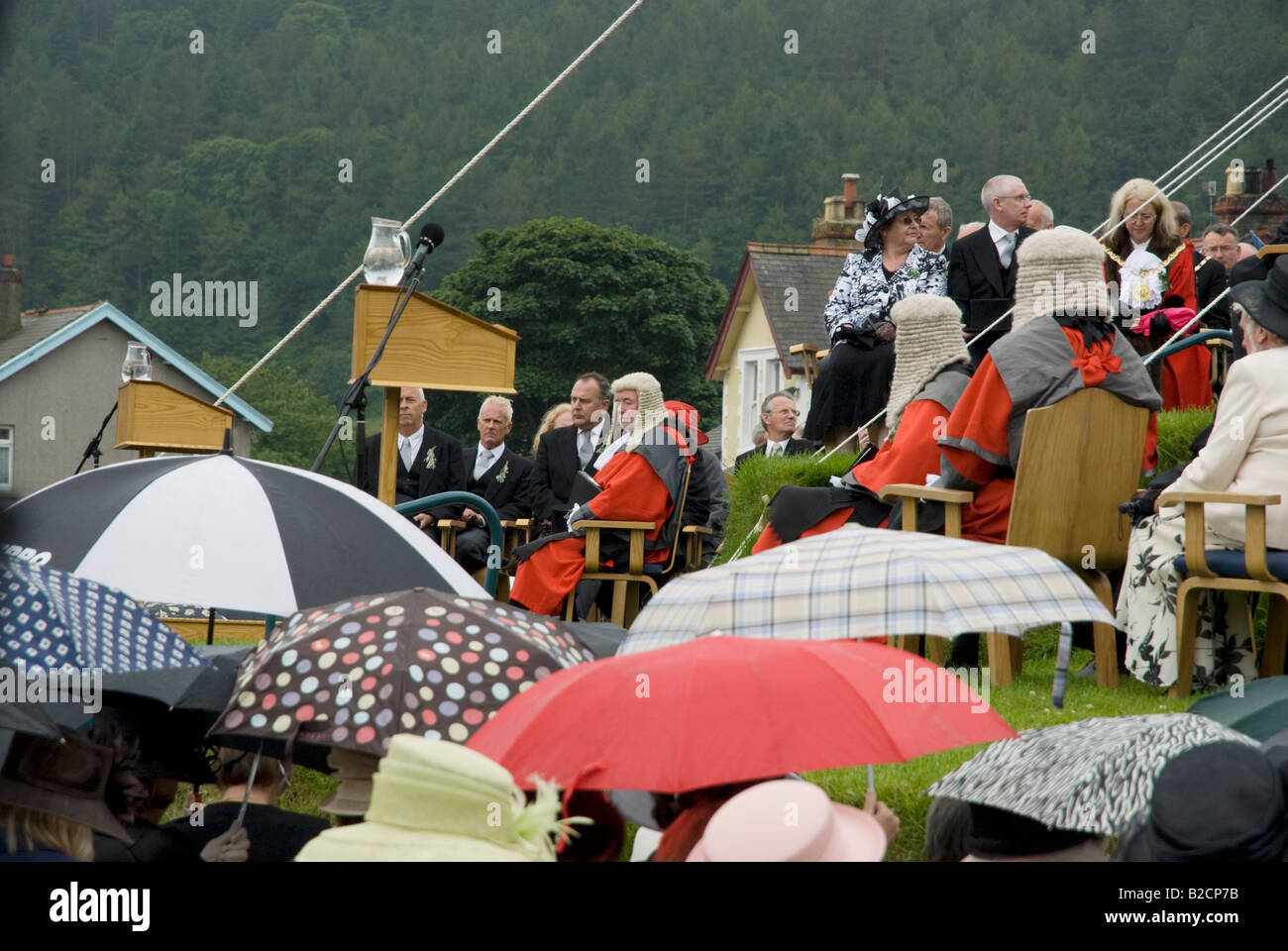 Deemsters e ministri del governo ad una cerimonia bagnata di Tynwald Foto Stock