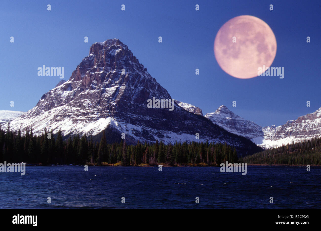 Due Medicine Montana Lewis Mountain Range Glacier National Park con Full Moon Rising Foto Stock