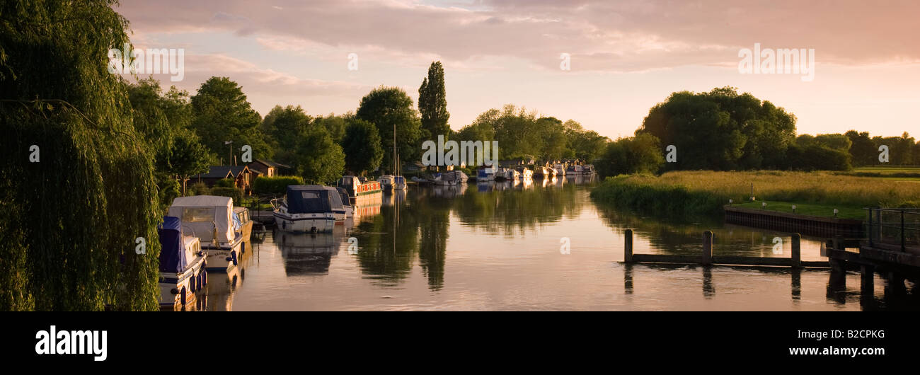 Vista panoramica di barche lungo il fiume Nene a Peterborough in Cambridgeshire England Regno Unito Foto Stock