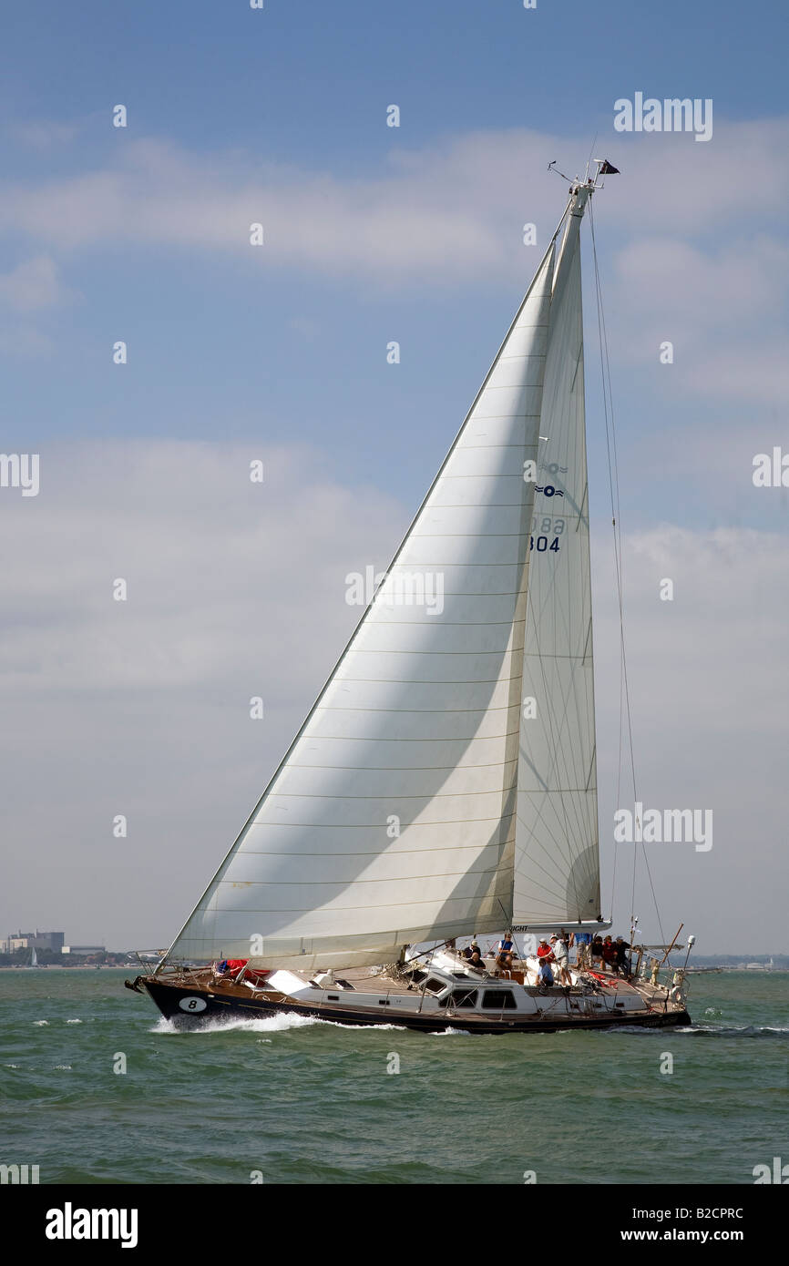Moderno yacht a vela notte stellata sotto vele spiegate nel Solent Foto Stock