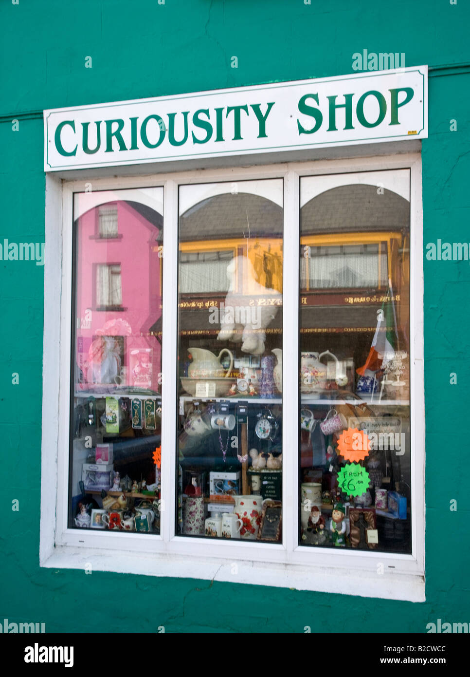 Una curiosità vetrina, vendita di regali, Sneem, nella contea di Kerry, Irlanda Foto Stock