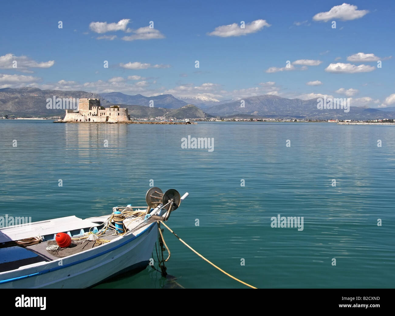 Il castello isola di Bourtzi Nafplio in Grecia con una barca in primo piano Foto Stock