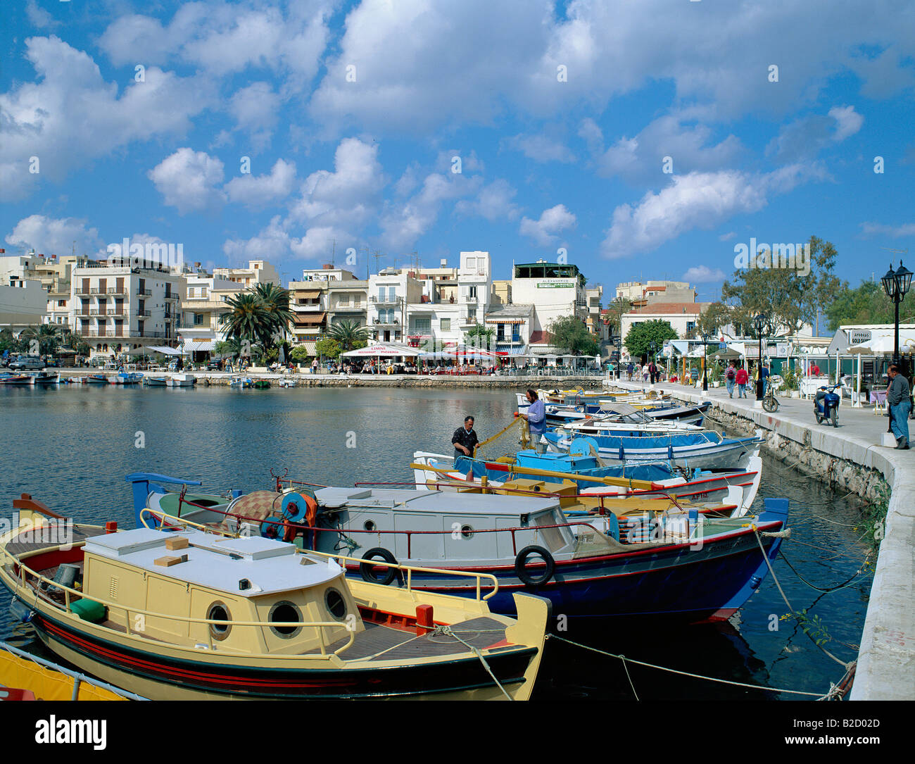 Vista sul lago di Voulismeni con barche da pesca delle isole greche, Creta Foto Stock