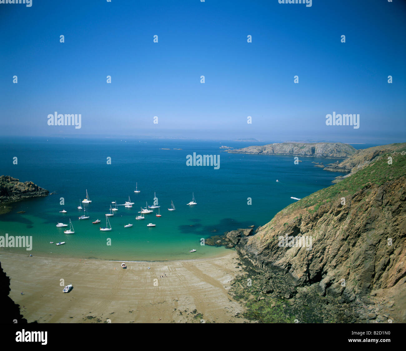 Vista sulla baia punteggiata di barche. Regno Unito - Isole del Canale, Sark Foto Stock