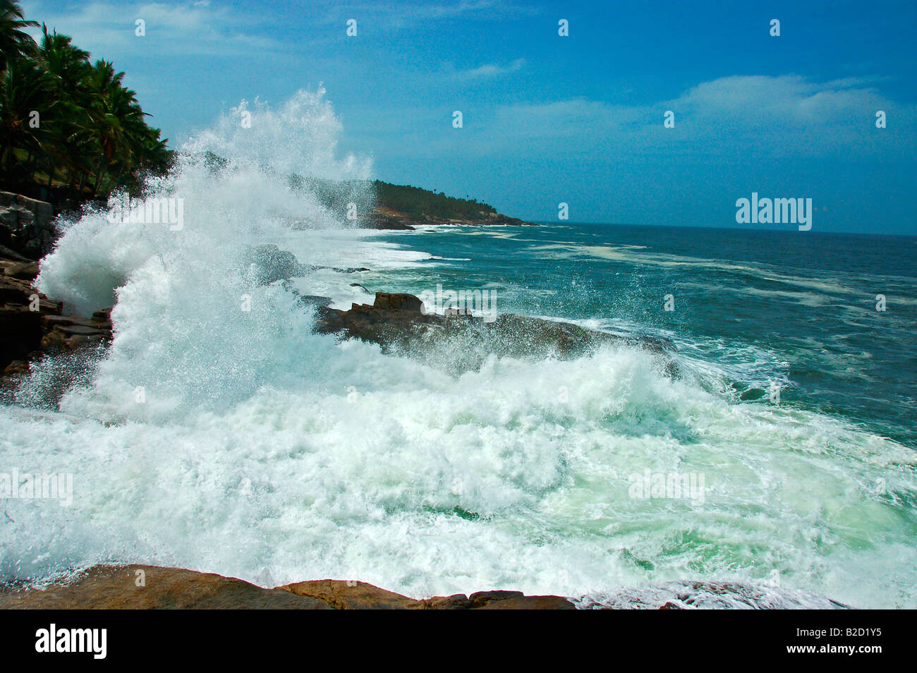 Forme d'onda colpendo la riva,vishinjum Foto Stock
