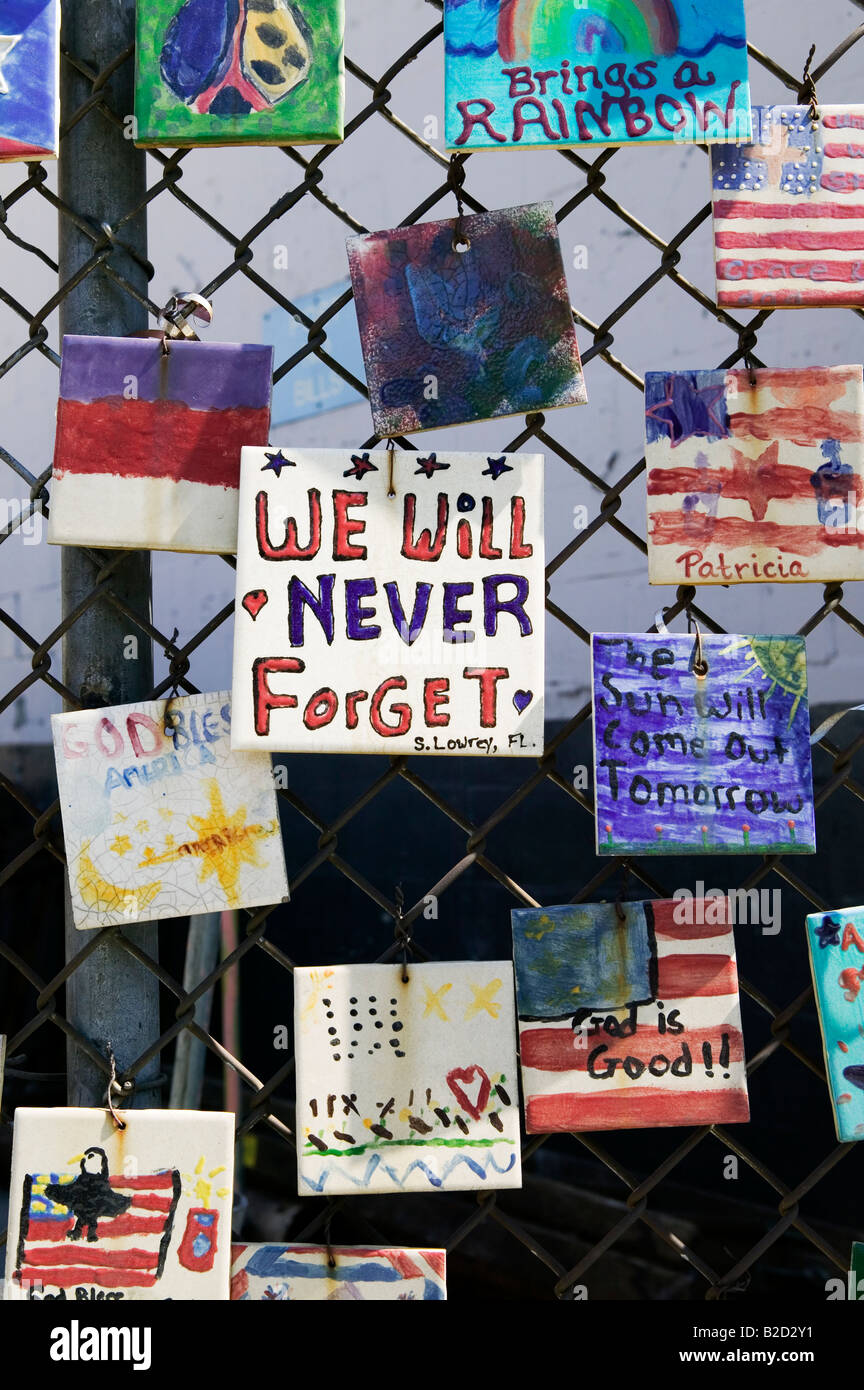 Un memoriale di piastrelle di ceramica con i messaggi per le vittime di 9 /11 su una recinzione in New York Foto Stock