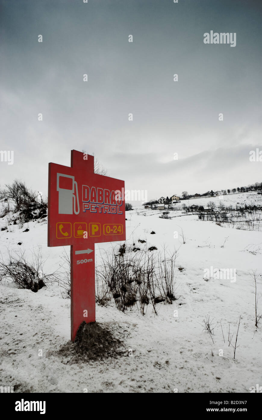 Rosso segno di benzina in inverno. Bosnia ed Erzegovina Foto Stock