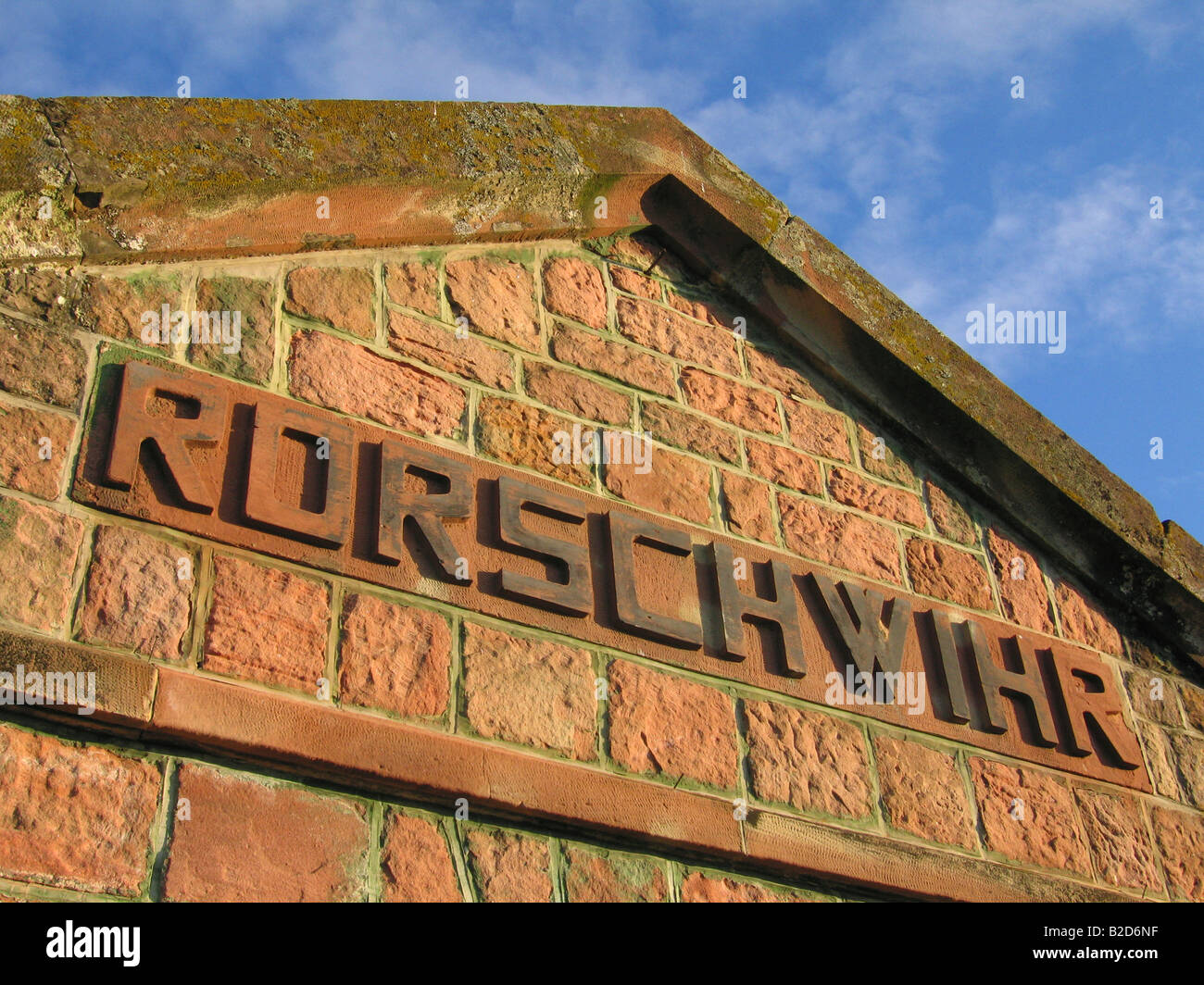 Frontone in un vigneto alsaziano - Strada del Vino - Rorschwihr - Alsazia - Francia Foto Stock
