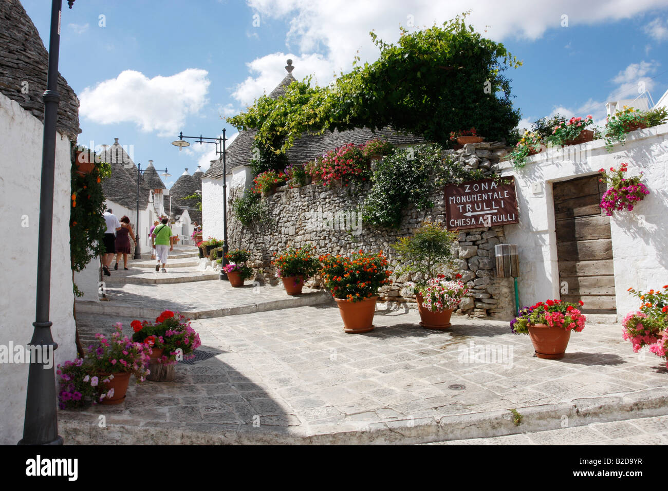 Street attraverso la 'trullie' case di Alberobello Puglia. Foto Stock