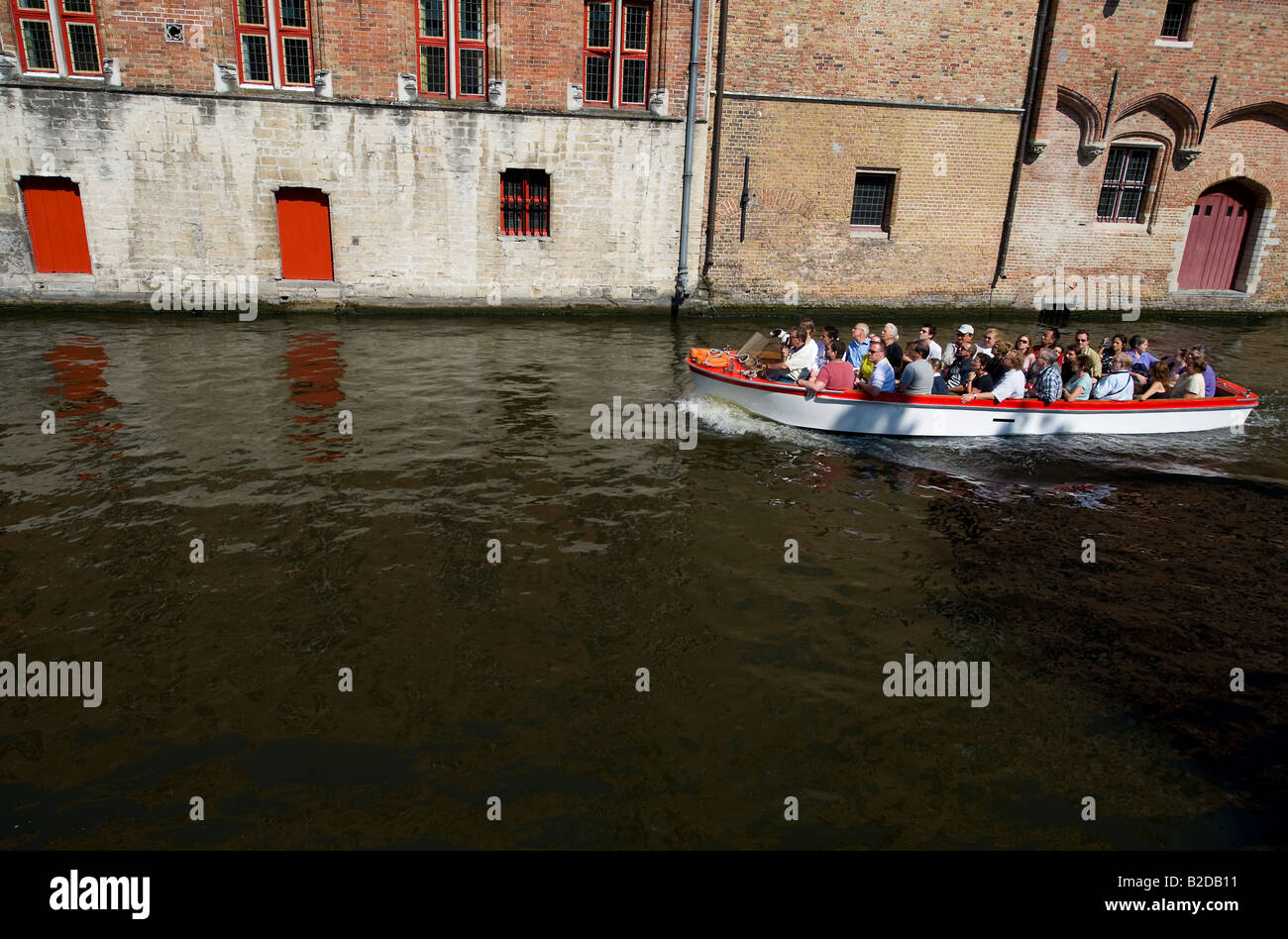 Il turista a godere di una gita in barca sul canale ammirando la città medievale da una prospettiva diversa. Foto Stock