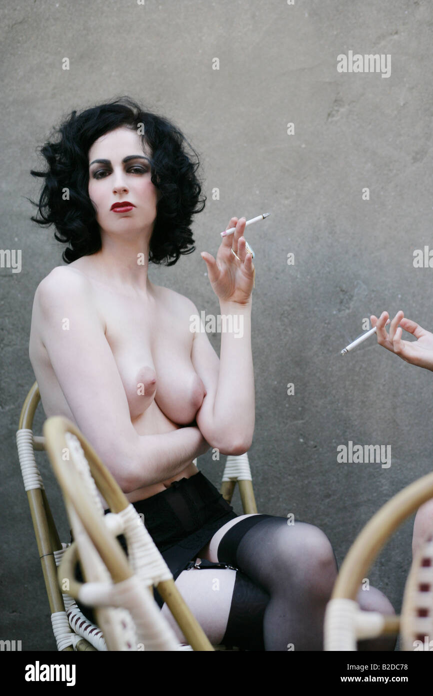 Giovani sexy donne nude fumatori Foto stock - Alamy