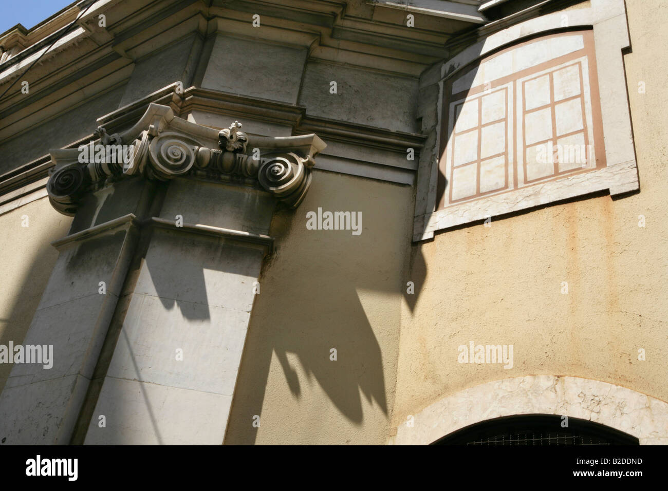 Dettaglio della finestra di false e colonna della Igreja de Santo Antonio o chiesa di San Antoni, Lisbona, Portogallo. Foto Stock