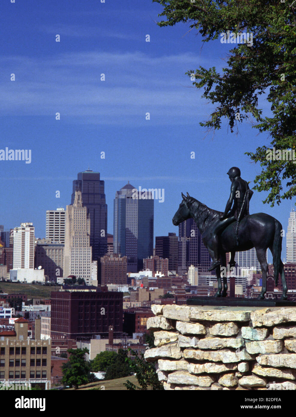 Kansas City Skyline con lone figura a cavallo della scultura Foto Stock