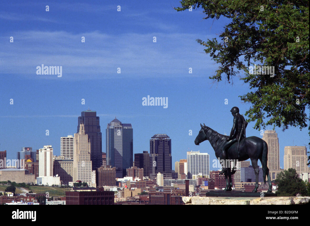 Kansas City Skyline con lone figura a cavallo della scultura Foto Stock