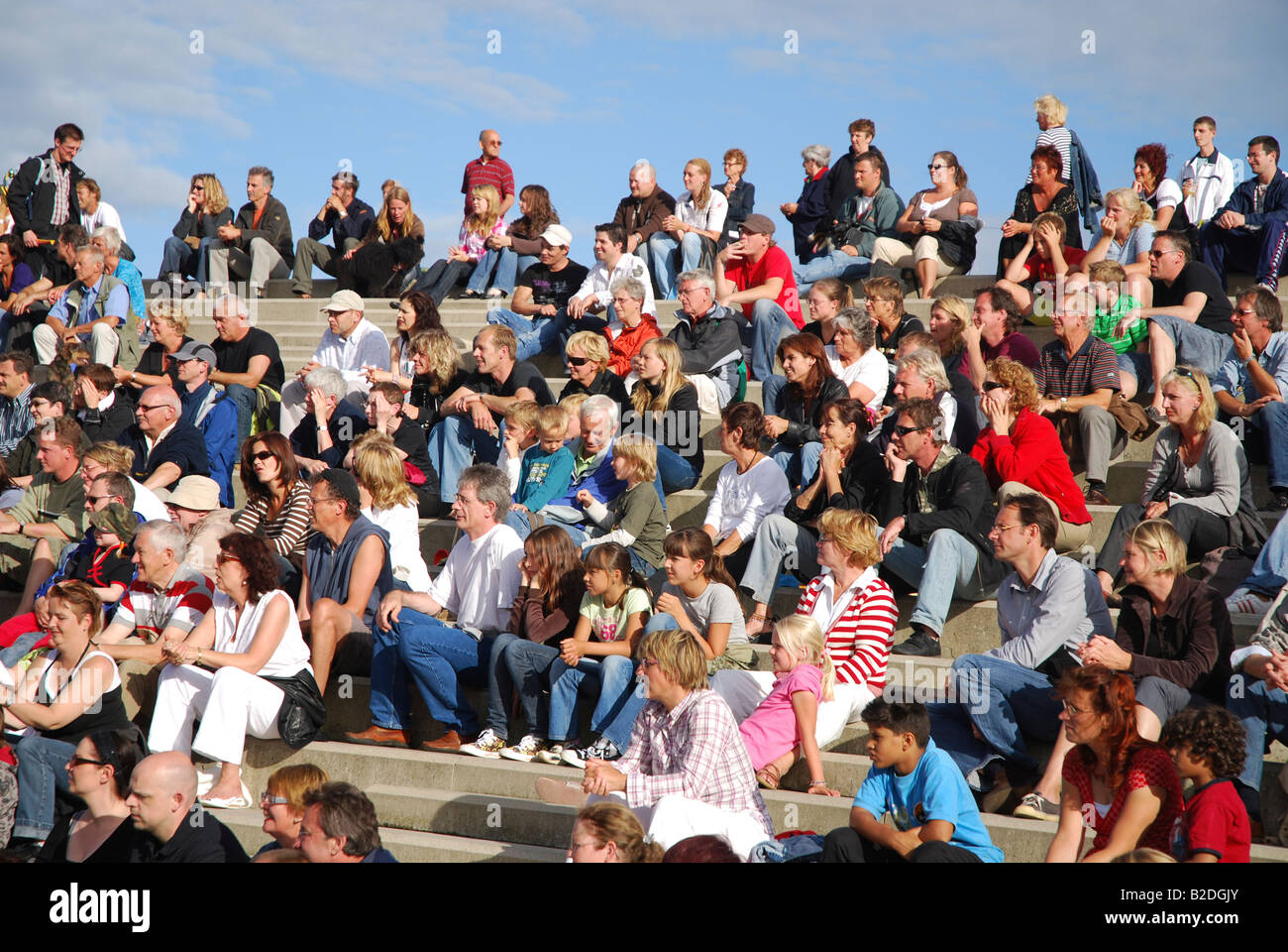 La folla di spettatori a evento esterno Foto Stock