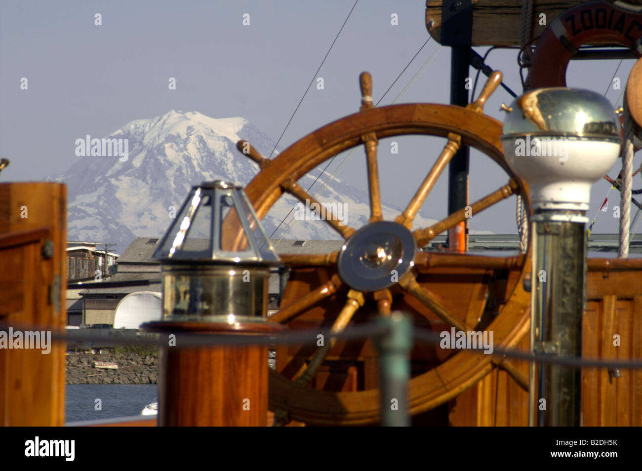 Tall Veliero ruota del timone Inizio Bay Tacoma Mt. Rainier Foto Stock