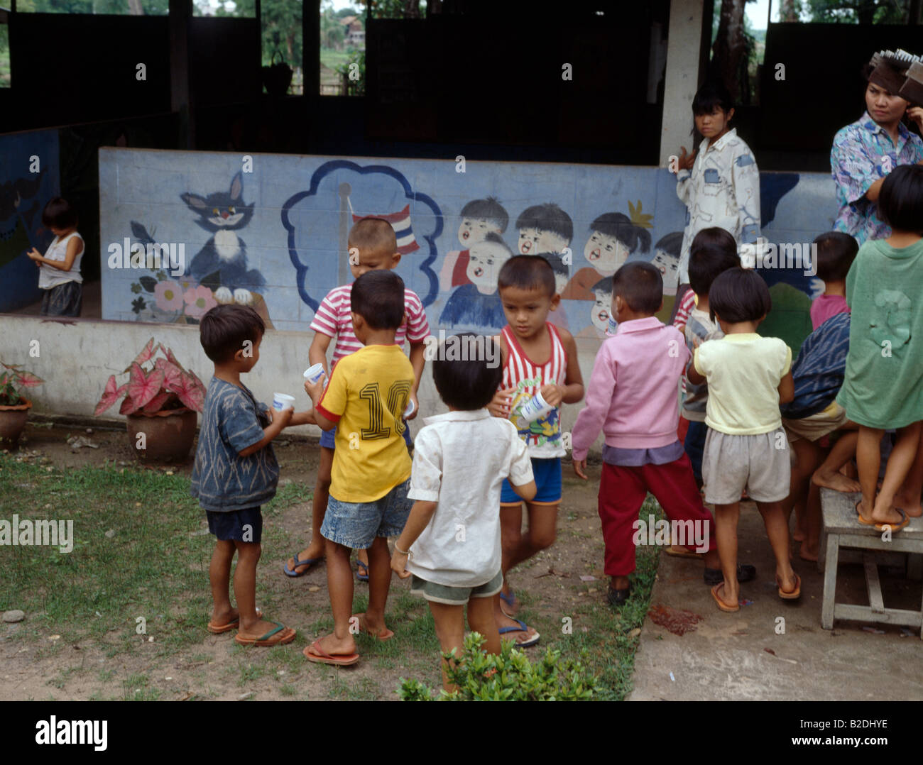 Bambini piccoli al di fuori della scuola turca Foto Stock