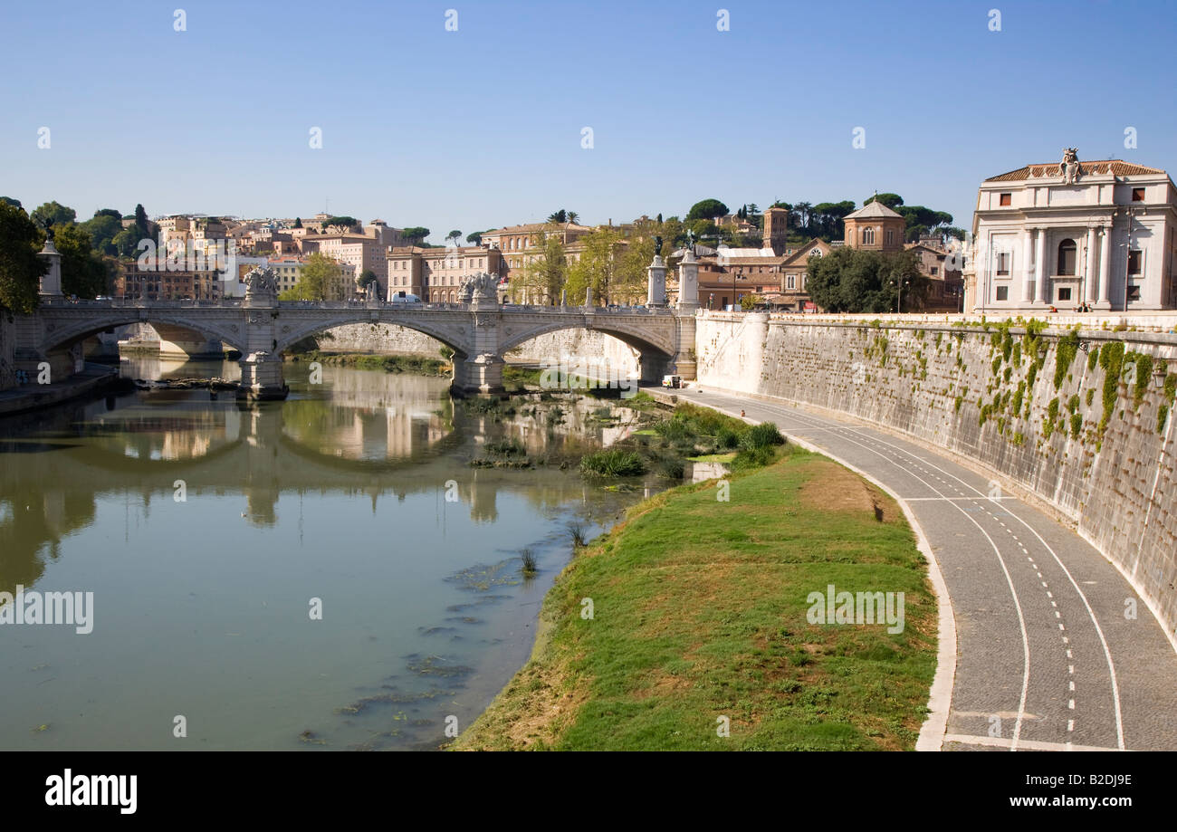 Fiume Tevere e pista ciclabile Roma Lazio Italia Foto Stock