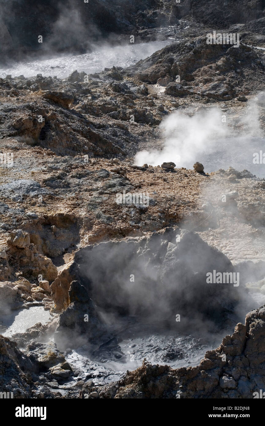 Fango bollente pentole La Soufriere Drive nel vulcano St Lucia Foto Stock