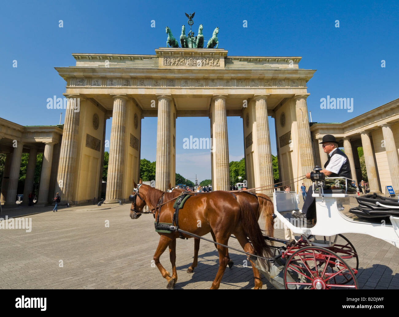 Porta di Brandeburgo Pariser Platz con la Quadriga alato statua tourist cavallo e carrozza Berlin city center Germania UE Foto Stock