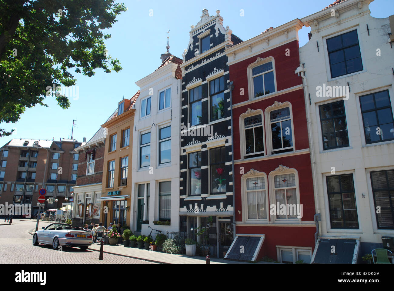 Vecchie case mercantili lungo Smallekade Vlissingen Paesi Bassi Foto Stock