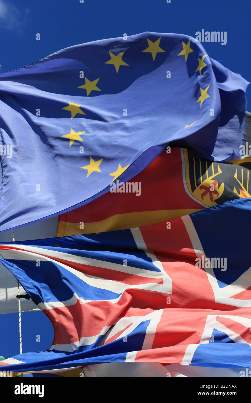 Le bandiere nazionali del Regno Unito e la Germania lungo con la bandiera dell'Unione europea tutti volare insieme thight shot fantastica immagine generica Foto Stock