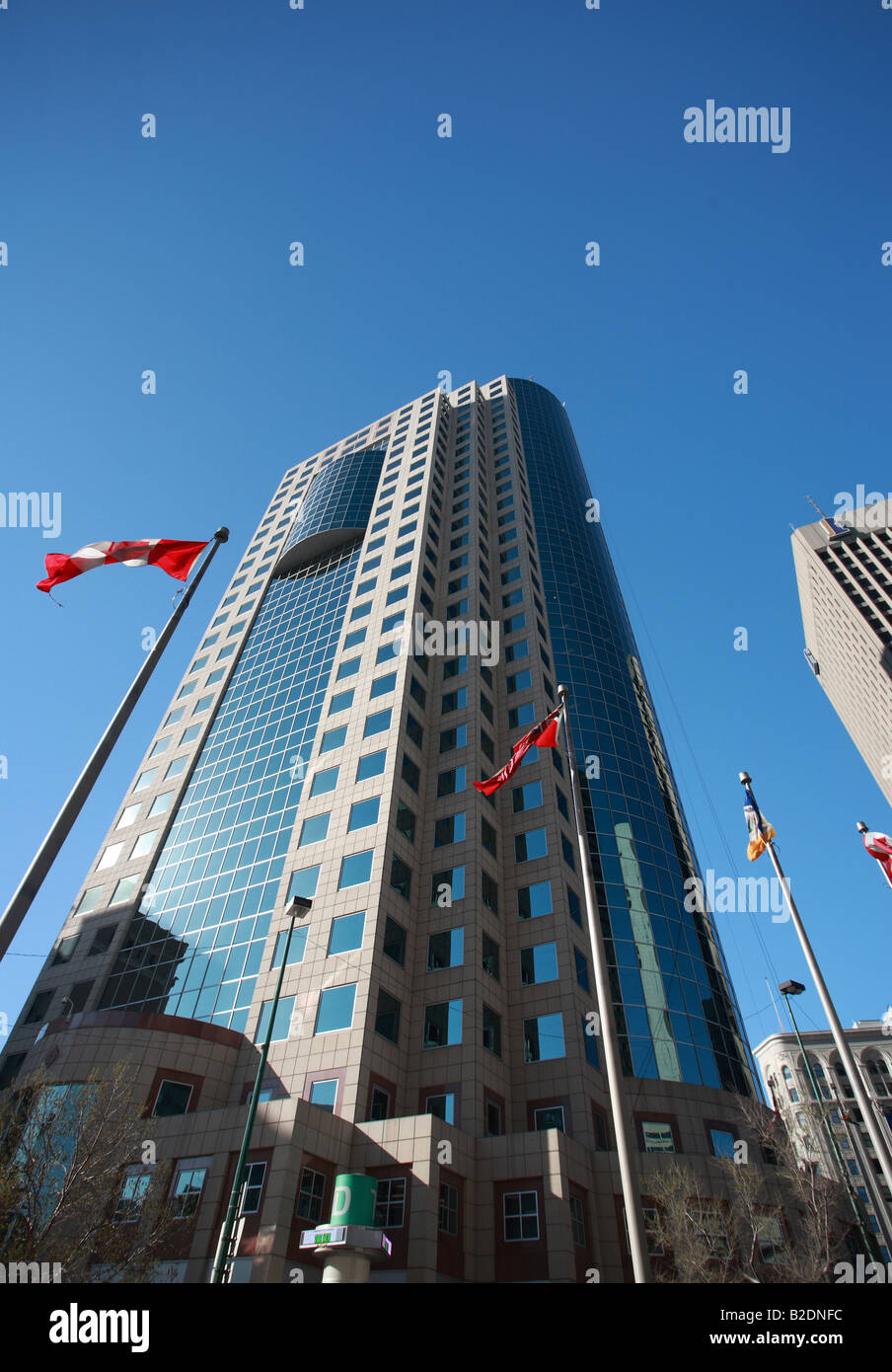Bandiera poli nella parte anteriore del nuovo edificio nel centro di Winnipeg Foto Stock