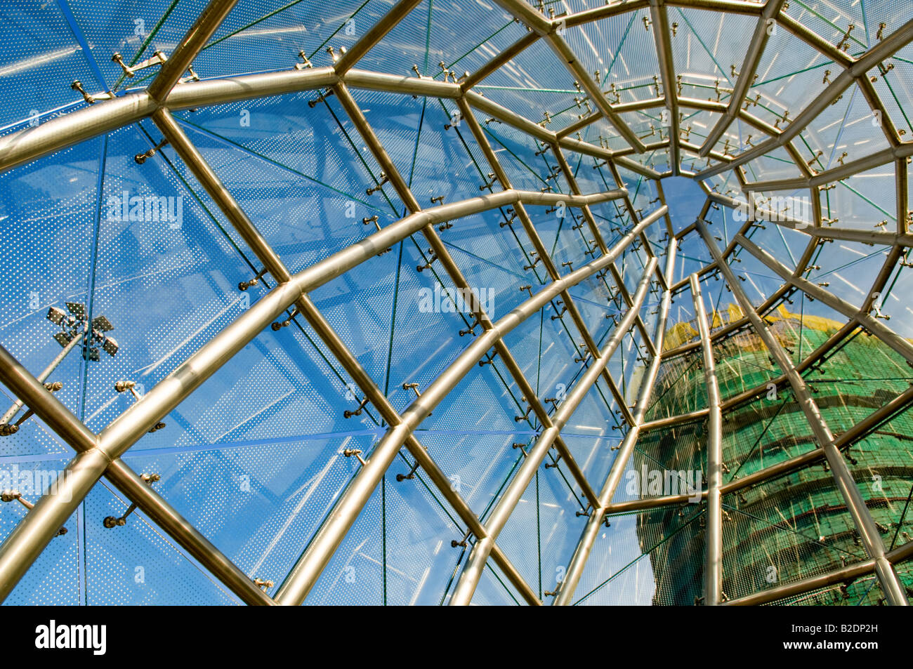 Vista dall'interno della costruzione in vetro con casinò e hotel blue sky come basckground Foto Stock