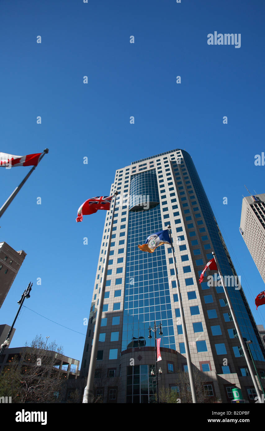 Bandiera poli nella parte anteriore del nuovo edificio nel centro di Winnipeg Foto Stock