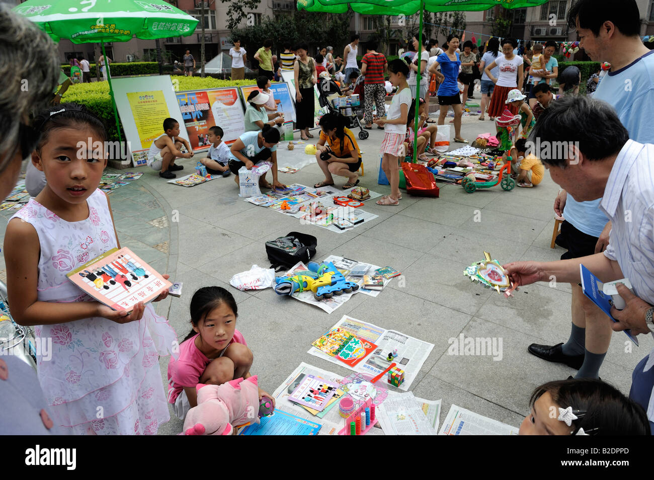 Il mercato delle pulci di domenica in una comunità a Pechino in Cina. 26-lug-2008 Foto Stock