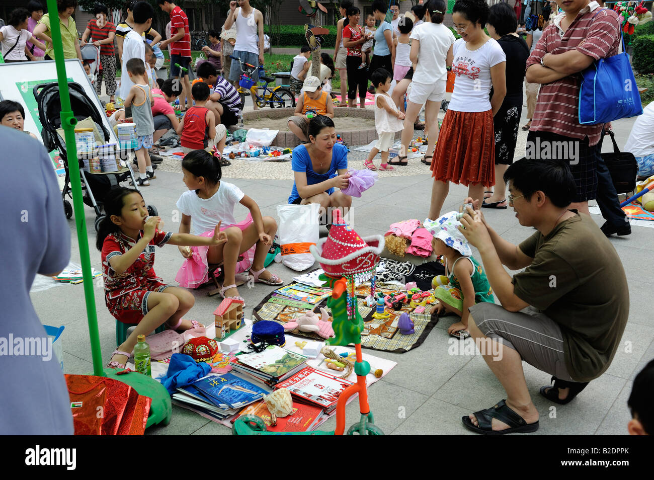 Il mercato delle pulci di domenica in una comunità a Pechino in Cina. 26-lug-2008 Foto Stock