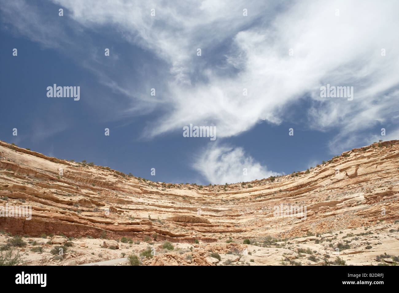 Terra rocciosa e cielo al Moki Dugway nello Utah Stati Uniti d'America Foto Stock