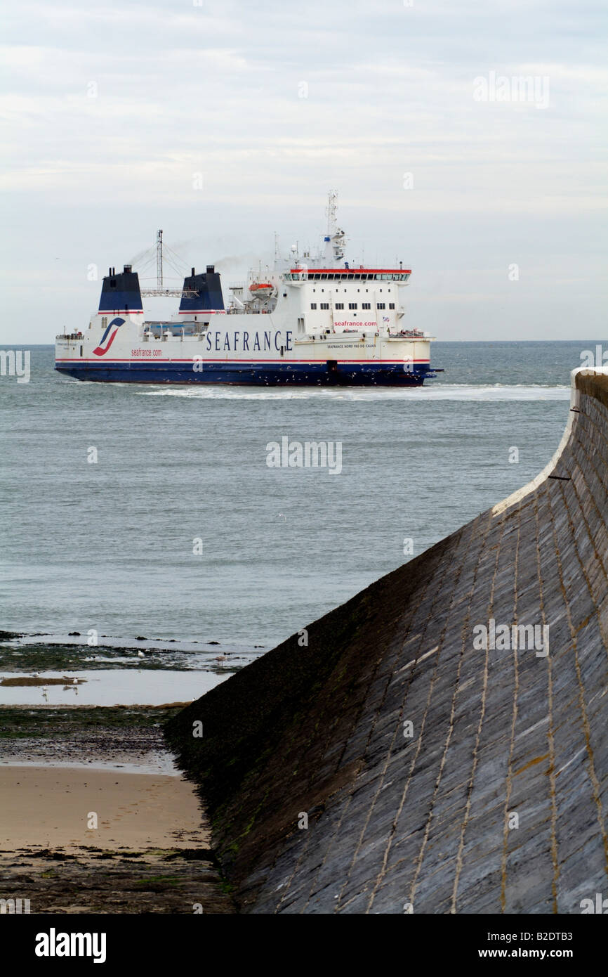 Il Nord Pas De Calais cross channel entra in traghetto dal porto di Calais Francia Europa una società di Seafrance nave Foto Stock