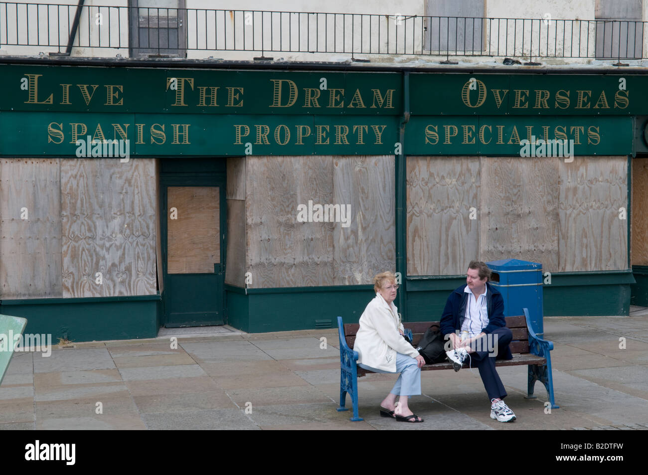 "Vivere il sogno' chiusa e intavolato spagnolo proprietà Overseas real estate shop Porthcawl Wales UK - colpita dalla crisi di recessione Foto Stock