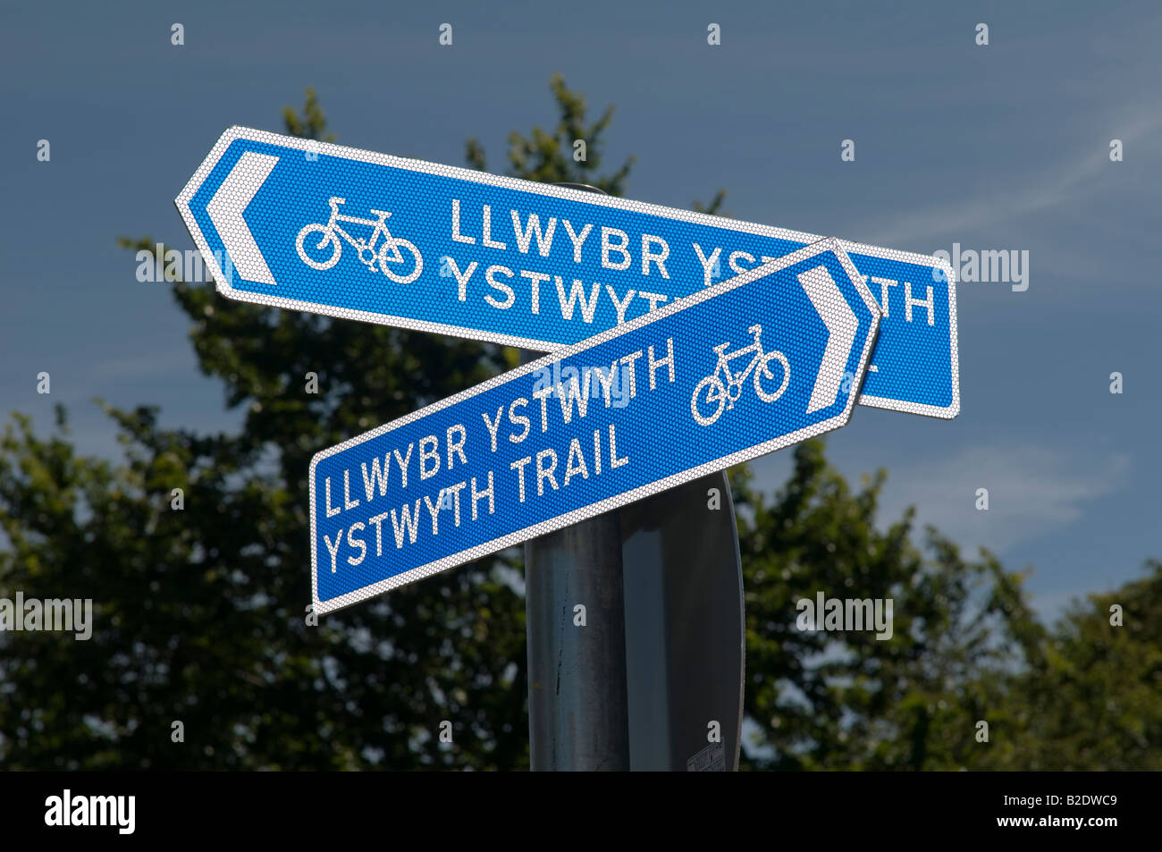 Ystwyth Sentiero ciclabile welsh bilingue inglese lingua blu segno Aberystwyth Ceredigion REGNO UNITO GALLES Foto Stock