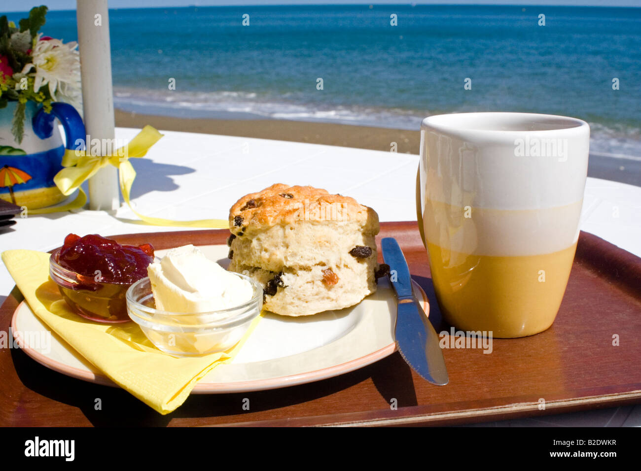 Un tè alla crema in un bar sulla spiaggia Foto Stock