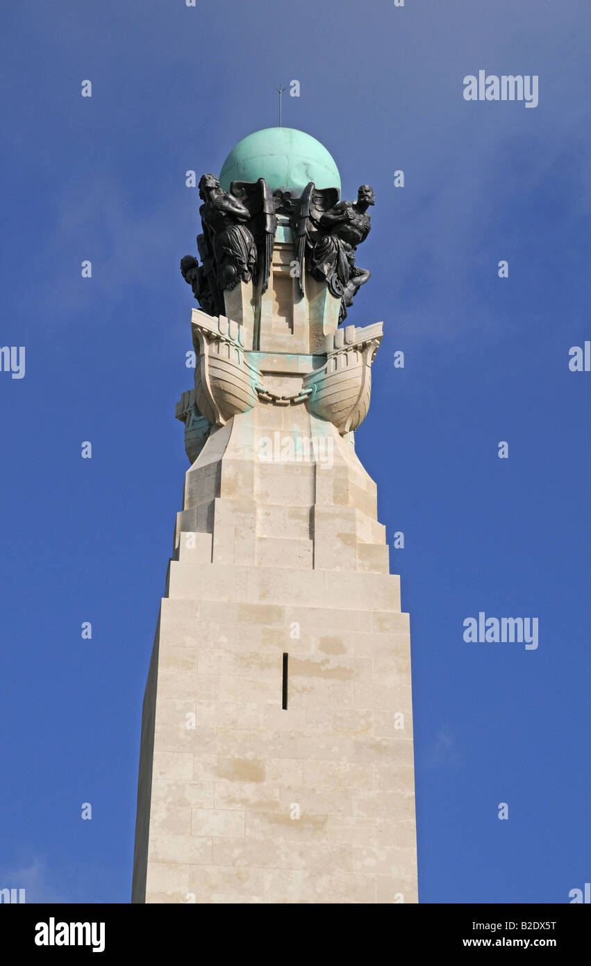 La parte superiore della Royal Navy War Memorial a Plymouth Hoe Inghilterra con sfera di rame che rappresenta il mondo con quattro venti Foto Stock