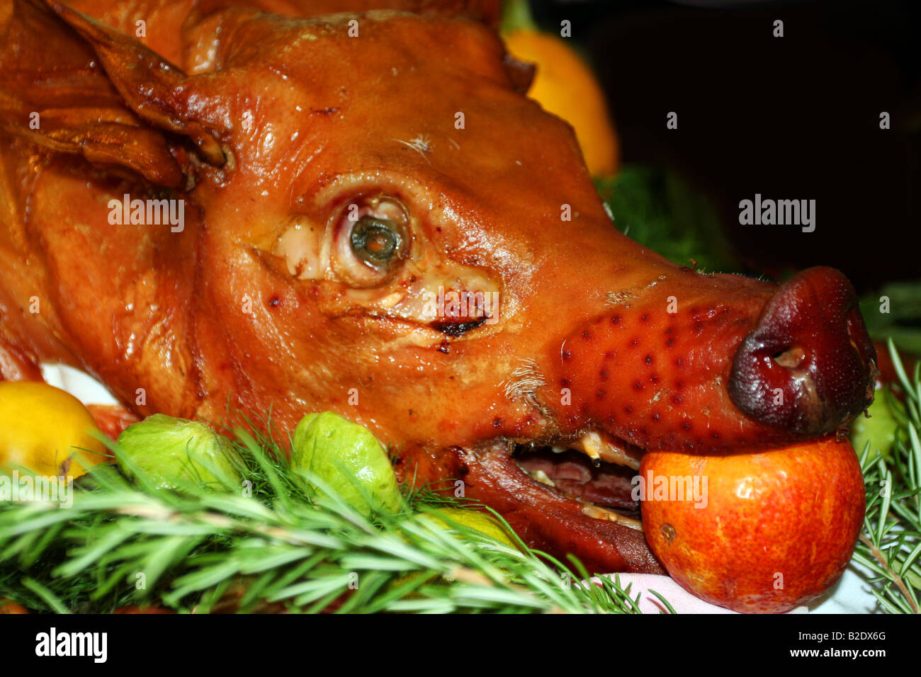 Arrosto di maiale in corrispondenza di una via di luglio il pranzo Foto Stock