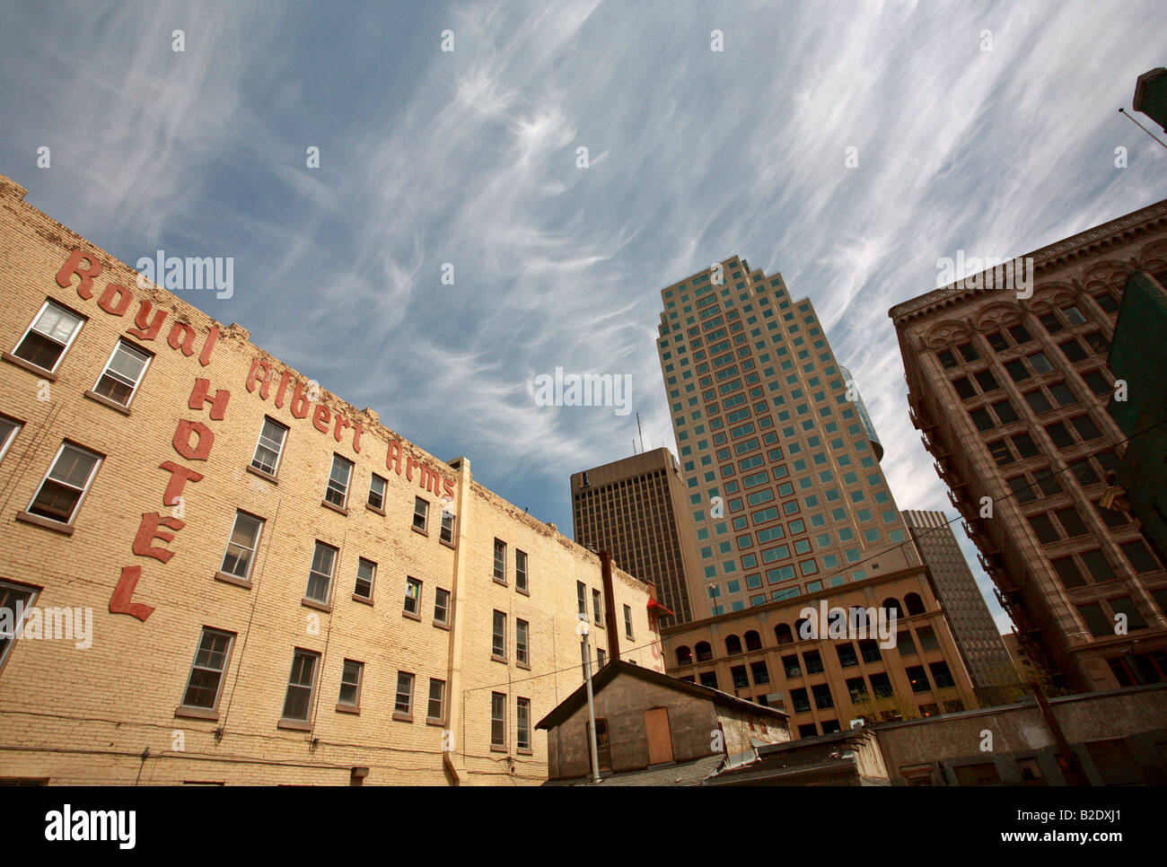 Vecchi e nuovi edifici in downtown Winnipeg Foto Stock