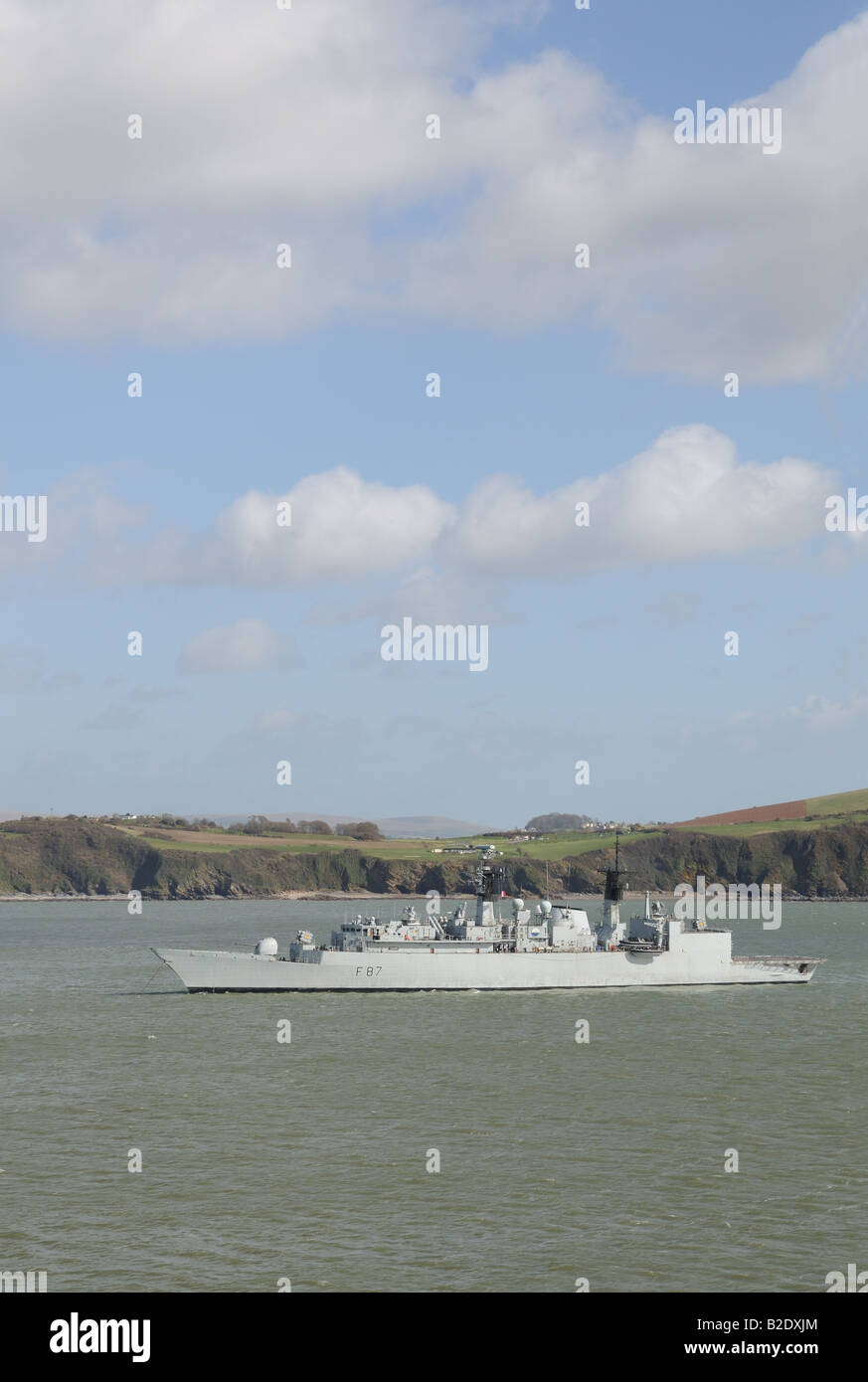 Royal Navy nave nel porto di Plymouth in Inghilterra questa è HMS Chatham pennant numero F87 che è un tipo 22 lotto 3 fregata Foto Stock