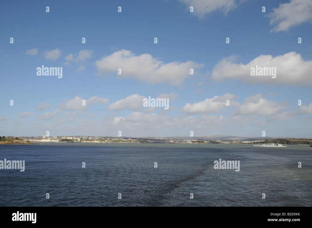 Il porto di Plymouth e suono Inghilterra da fuori in mare con la Royal Navy ship HMS Chatham pennant numero F87 sulla destra Foto Stock