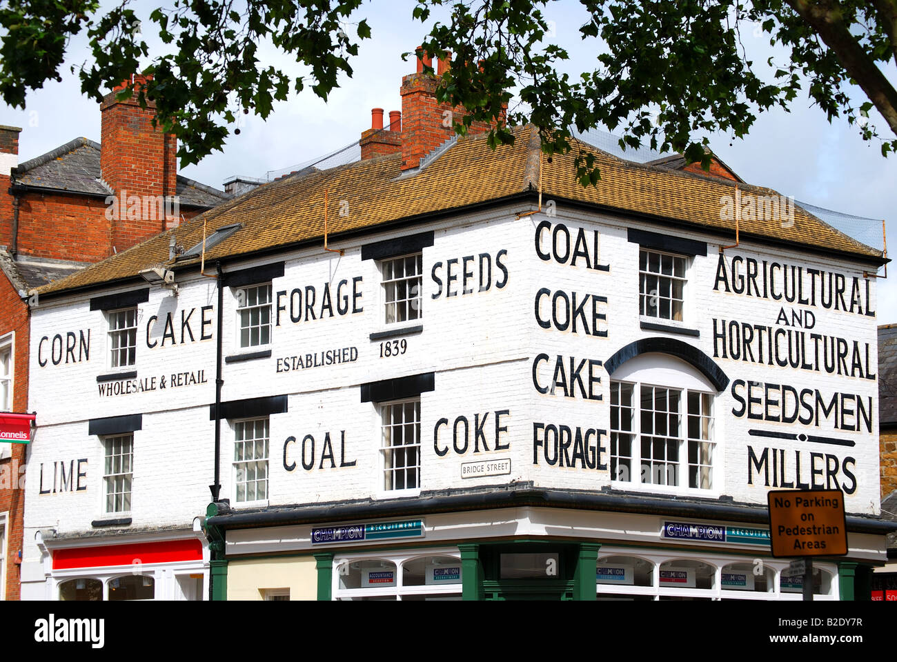 Vecchi cartelli pubblicitari su edificio, Bridge Street, Banbury, Oxfordshire, England, Regno Unito Foto Stock