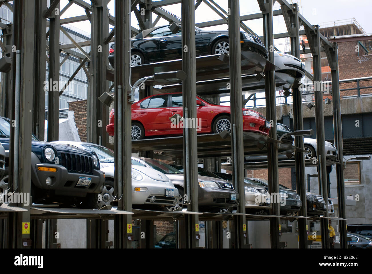 Una elevata facilità di parcheggio in spazi angusti e Manhattan, New York. Foto Stock
