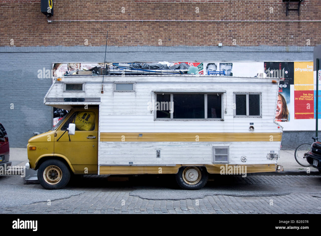 Un camper parcheggiato su un New York City Street Foto Stock